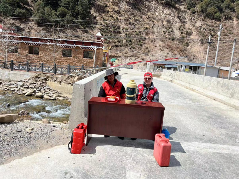 理塘县君坝镇：交通劝导“小叮嘱” 筑牢平安“大防线”