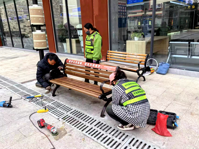 丹巴：“椅”旧换新，让居民“坐”享美好时光