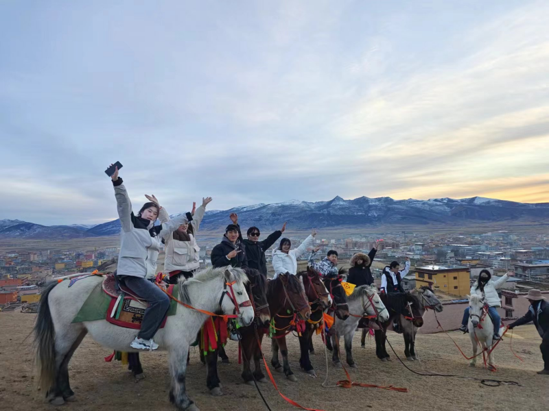 理塘县德西一村：马背慢游 增收不愁