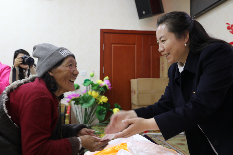 石渠妇女创业就业基地为30户妇女分红