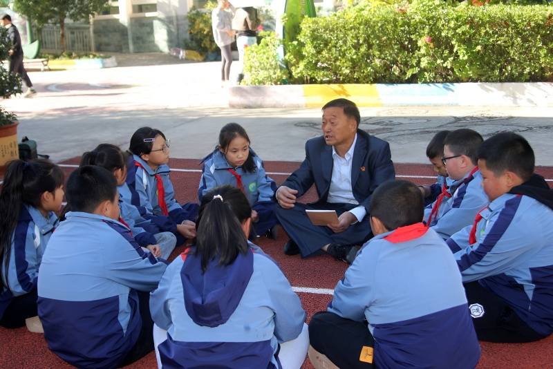 康定市：搭“舞台”确保党员退休不“褪色”