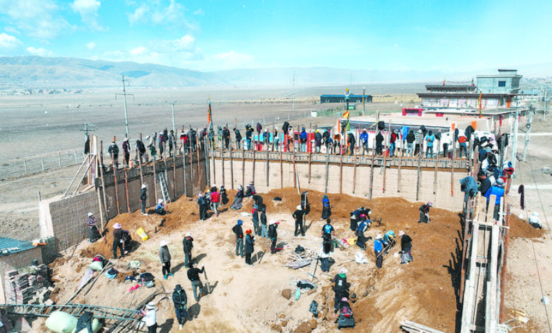 阿坝县又迎来夯土建房的黄金季节