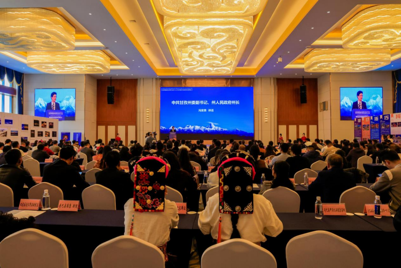 聘任290名摄影师 四川甘孜州旅游民宿协会成立