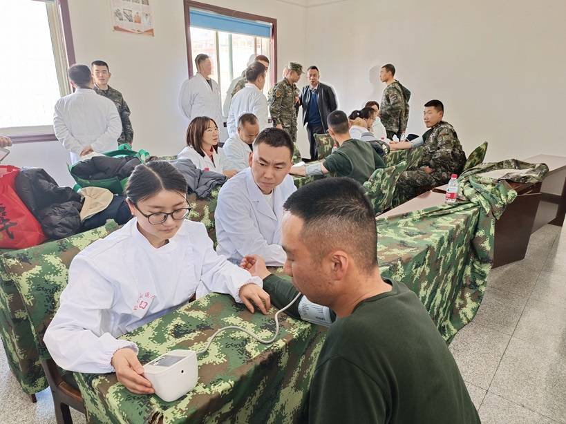 理塘县：医疗健康进军营  共叙军民鱼水情