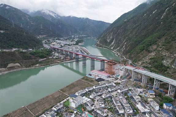 泸定：将千吨重桥梁“推”过大渡河