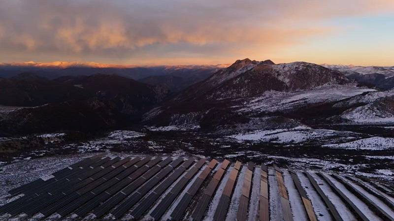 得荣县：白松光伏电站全容量投产 助力百姓增收