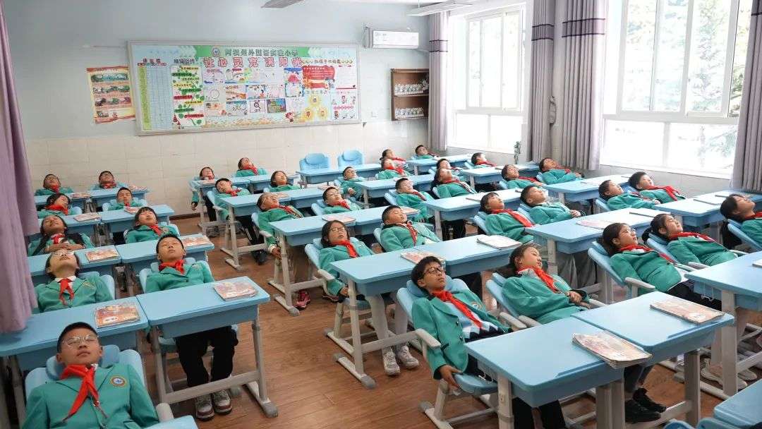 阿坝州外国语实验小学收到800套爱心午休课桌椅