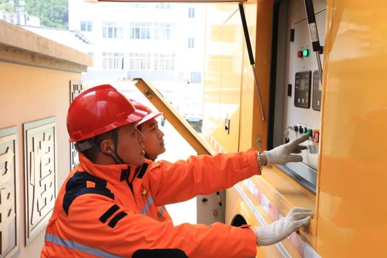 康定市：高考陪“考”  织密电力“护梦网”