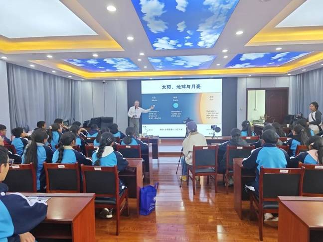 把宇宙“搬”进甘孜课堂，带青少年高高原追“星”