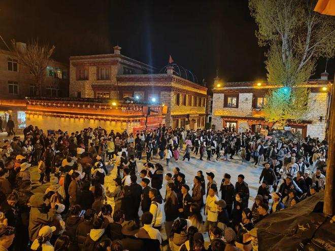 理塘县：穿“阅”勒通古镇 时光流转中的画卷