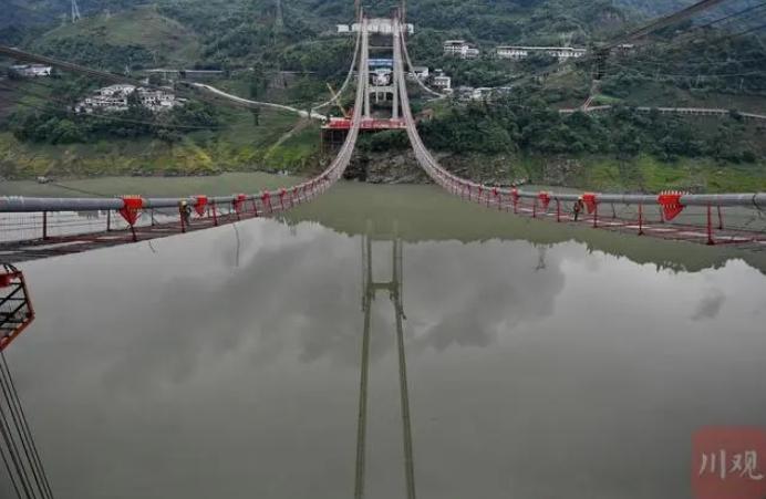 壮观！！阿坝州第一座悬索桥初展雄姿
