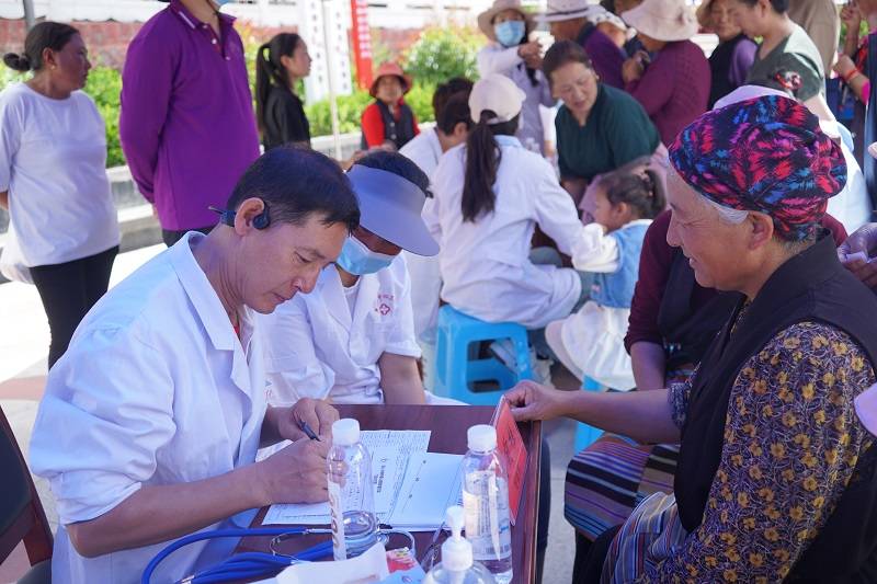 免费义诊到巴塘 老百姓在家门口看专家号  “同心·共铸中国心”2024年甘孜巴塘行