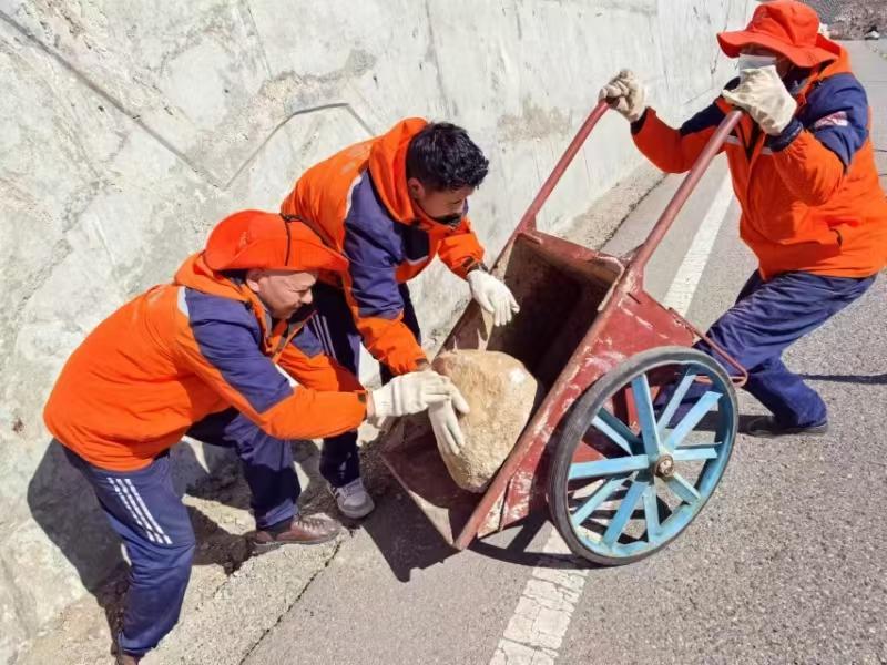 达登拉山养护管理站：在海拔4000多米的雪域高原甘当“铺路石”