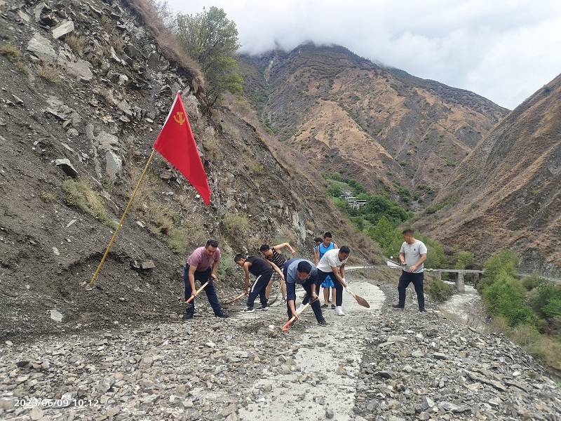 危难时刻显担当 风雨更映党旗红——雅江县党员干部筑起防汛抗灾的“红色堤坝”