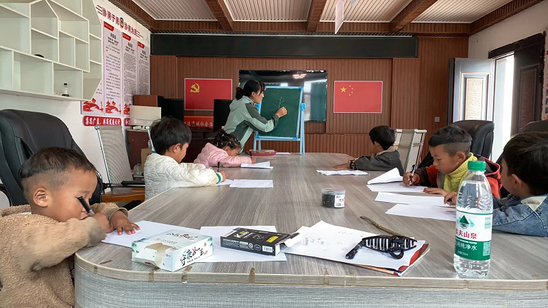 群众采集松茸创收 乡镇党员干部照顾儿童解忧