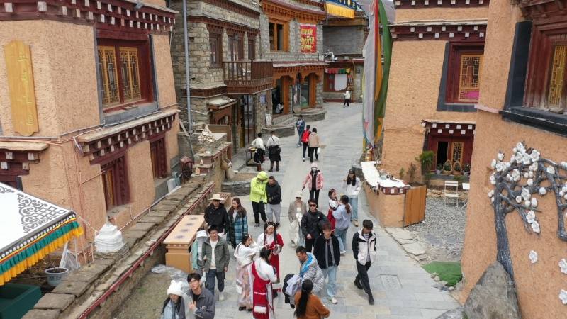 13个藏寨4000余户藏房，红色文化、非遗文化、农耕游牧文化融为一体  理塘县勒通古镇千户藏寨景城相融魅力无限