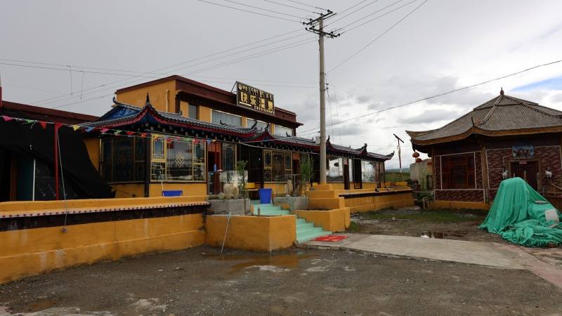 理塘：放大“丁真效应”  温泉小镇助民增收