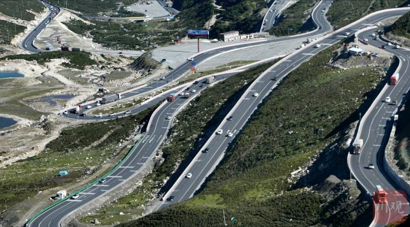 向云端·见闻丨新体验：三车道的折多山翻山路好走了