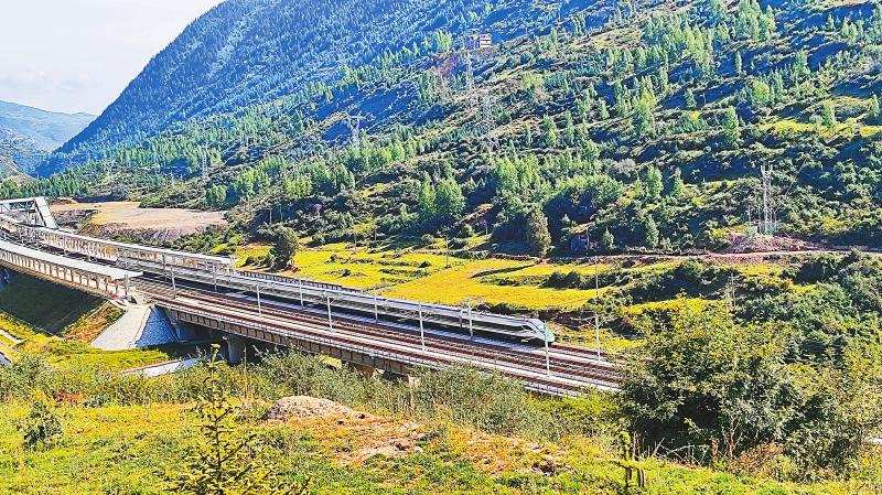 重塑川西交通旅游版图  “雪山草地”驶入“动车时代”