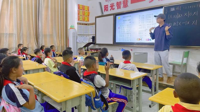 支教续写“桐得”良缘，峡谷回荡大爱颂歌  ——桐庐县洋洲小学支教老师李易在得荣传递音乐的力量