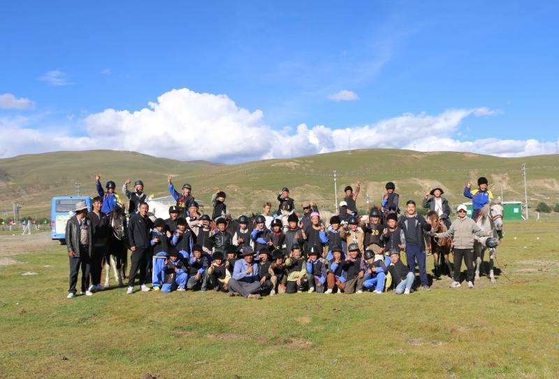 理塘县:非遗进校园 学生上马背