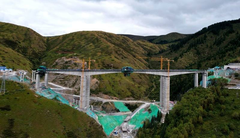 最后一座特大桥主桥双幅合龙 久马高速预计2026年全线贯通