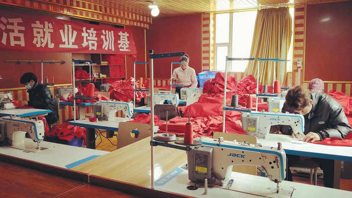 缝纫机“踩”出致富路——壤塘县云端缝纫农民专业合作社助力群众就业增收