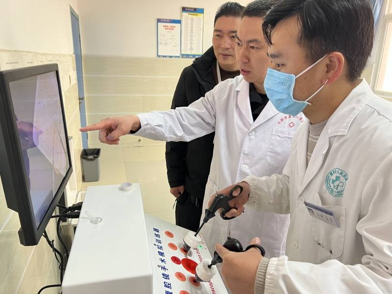 理塘县腹腔镜技术培训中心成立