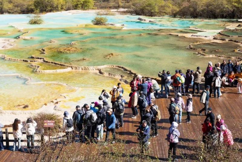 年游客接待量突破300万人次 阿坝黄龙再上新台阶