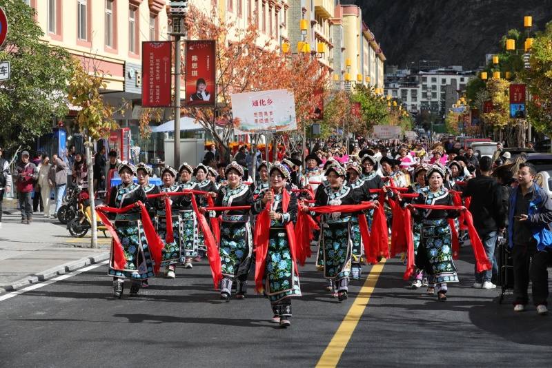 阿坝理县：红叶、温泉与锅庄共舞 丰富群众文娱生活