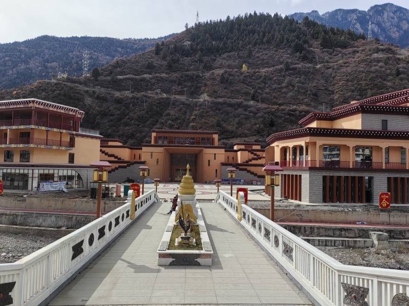 白玉县城里，帮扶队员花式“带货”