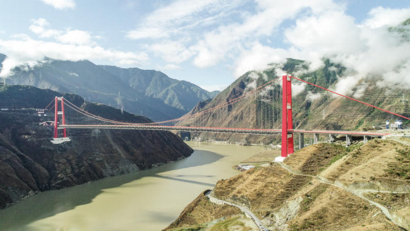 泸定大渡河兴康特大桥：站在桥上看发展