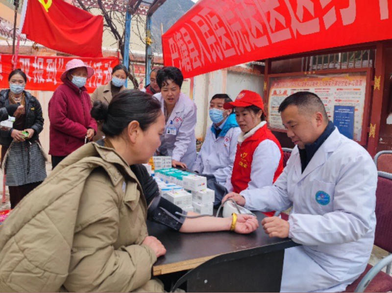 “组团式”帮扶助力巴塘医疗跨越式发展