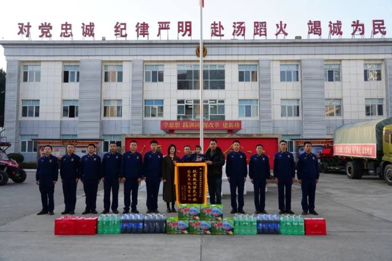 甘孜泸定：百米滑坡后 消防员与幼童的两年后重逢