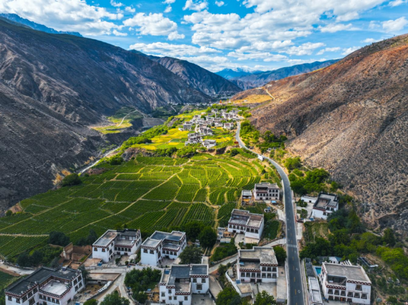 甘孜乡城：颜值高、产业兴、活力显！川西首个有机特色小镇落地乡城
