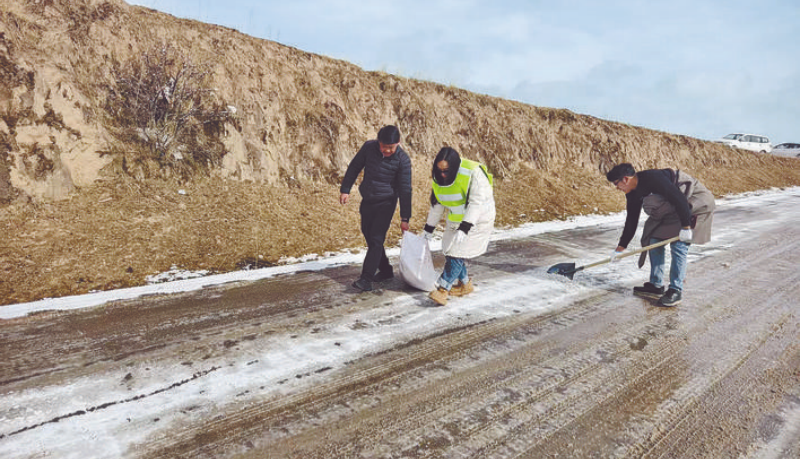 阿坝县各莫镇对重点区域开展除雪作业