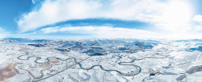 阿坝县漫泽塘景区被白雪覆盖