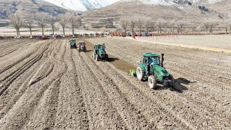 全程机械化作业 甘孜县2025年春耕开耕