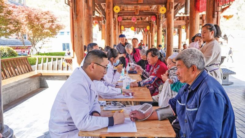 “泸蓉杭行”335医疗合作帮扶赋能平台“起航”，博士工作室“落户”  助力泸定医疗帮扶“提档升级”