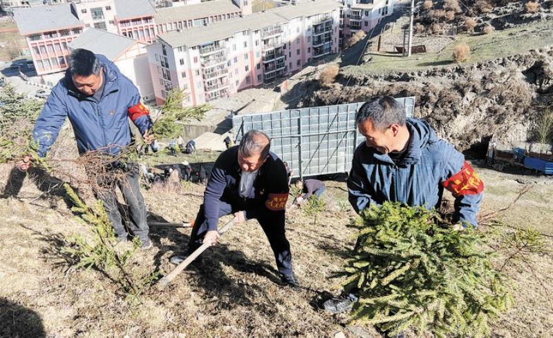 松潘县：植树造林添新绿
